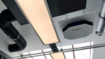 Dispositif aérien supérieur de désinfection par UV-C Philips monté au plafond chez t’Klaslokaal