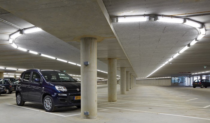 Éclairer les parkings couverts dans les aéroports
