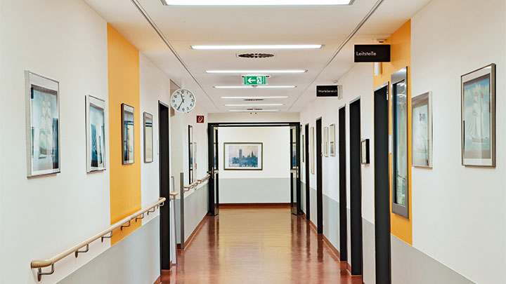 Les couloirs de la clinique Asklepios de Barmbek mis en lumière par Philips Lighting