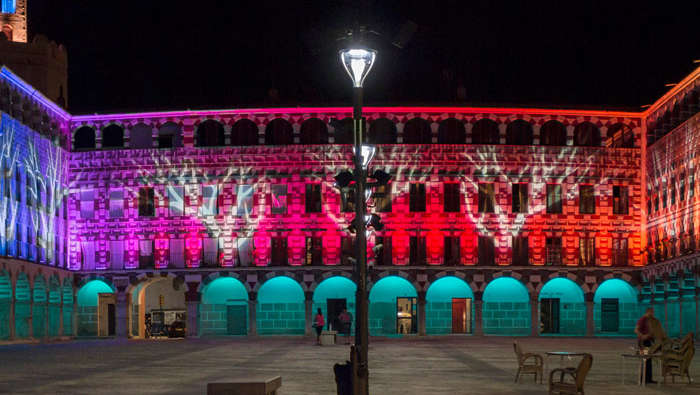 L'éclairage dynamique dernier cri met en valeur un bâtiment de Badajoz, en Espagne 