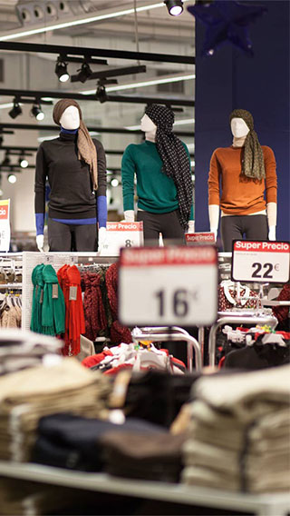 Chez Carrefour Santiago, un éclairage mode adéquat permet d'attirer les clients