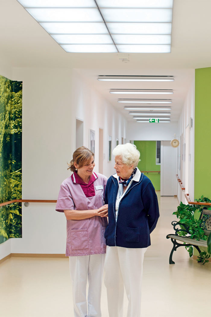 Le couloir du centre de soins pour les personnes âgées mis en lumière par Philips Lighting