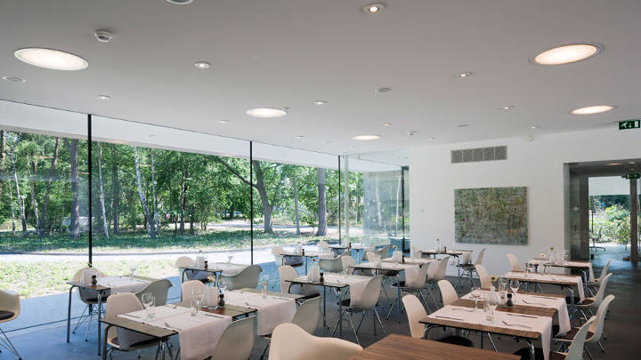 La solution d'éclairage Philips du restaurant du Faculty Club de l'université de Tilburg lui confère un aspect original et moderne