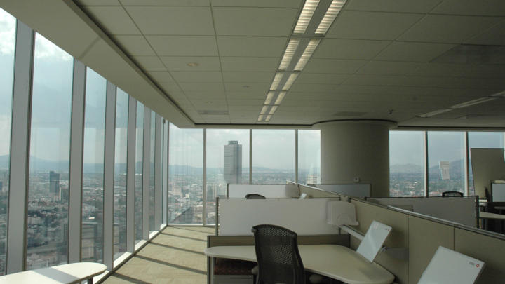 Espace de travail au sein de la tour HSBC, façade extérieure mise en lumière par une solution d'éclairage de Philips