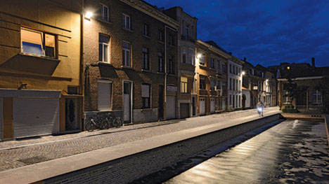 Une rue longeant le canal, mise en lumière par un système d’éclairage urbain Philips