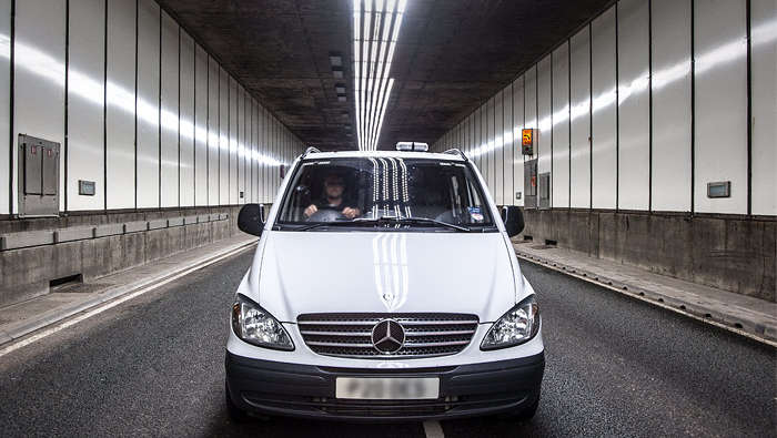 Une voiture emprunte le tunnel de Meir 