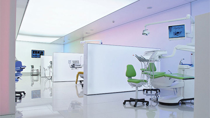 L'éclairage d'exposition Philips, qui utilise l'éclairage des surfaces, crée une ambiance moderne et élégante chez Planmeca