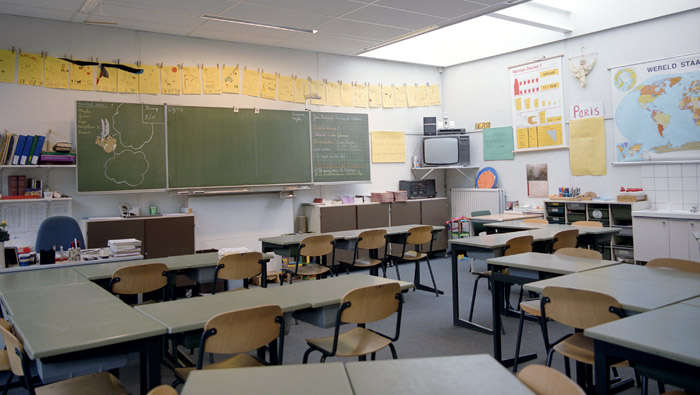 Une classe dans une école primaire mise en lumière par l'éclairage Philips à faible consommation