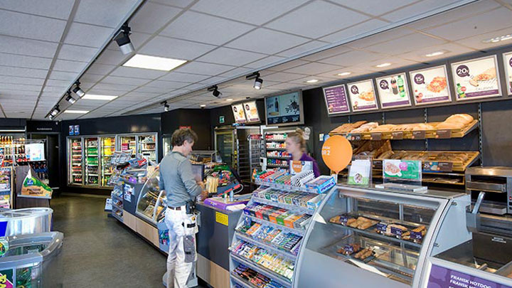 Les caisses du magasin Q8 Qvik to go sont mises en lumière par les produits d’éclairage Philips à basse consommation