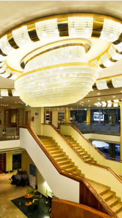 Un luminaire plafonnier de luxe au sein du Radisson Blu Centrum de Varsovie, en Pologne 