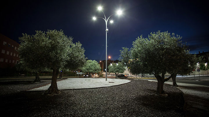 Zone urbaine de Rivas, en Espagne, illuminée par l’éclairage extérieur Philips 