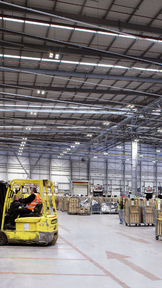 Mise en lumière de l'entrepôt de Royal Mail NDC grâce à la technologie LED économe en énergie de Philips Lighting