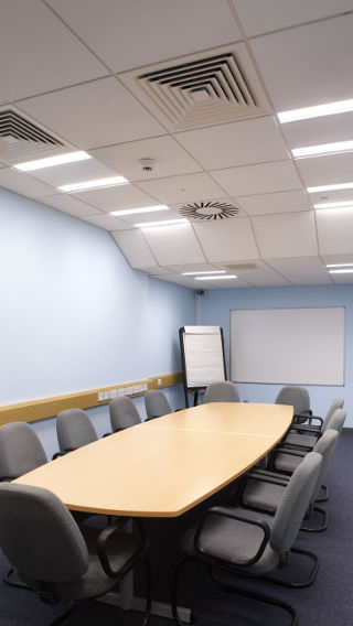 La salle de réunion du Conseil du district de Sedgemoor, à Somerset, au Royaume-Uni, mise en lumière par Philips Lighting