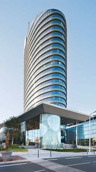 La façade de la tour Sequana, mise en lumière par une solution d'éclairage pour bureaux de Philips 