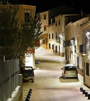 Une rue étroite de la ville de Salobre, efficacement mise en lumière par un système d’éclairage de la voie publique de Philips