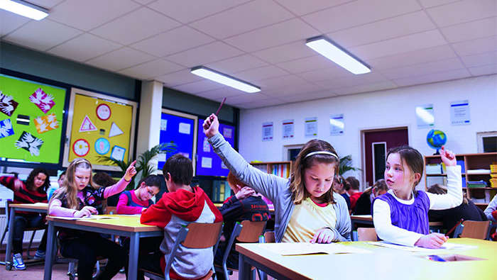 Des étudiants à l'école primaire de Wintelre, où l'éclairage Philips a créé une ambiance lumineuse et propice à l'apprentissage dans les classes