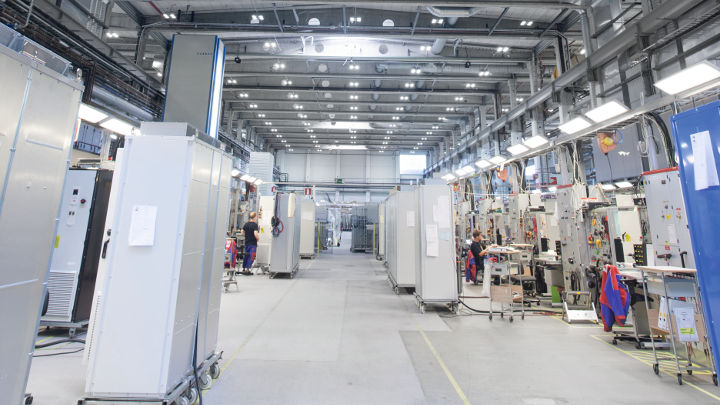 Le personnel travaille en toute efficacité dans l’usine de fabrication de variateurs ABB, grâce à la mise en lumière apportée par Philips Lighting