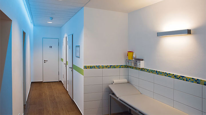 Un hall d'entrée de l'unité de radiologie de Greifswald mis en lumière par l'éclairage Philips économe en énergie 