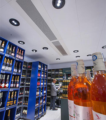 Un contraste et un éclat exceptionnels dans le rayon des vins du supermarché Irma, mis en lumière par les produits d'éclairage Philips 