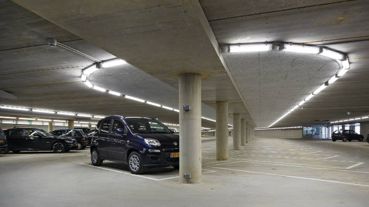Le parking et son bureau d'information, mis en lumière par un système d'éclairage Philips 