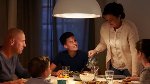 Dîner en famille à la maison à une table bien éclairée