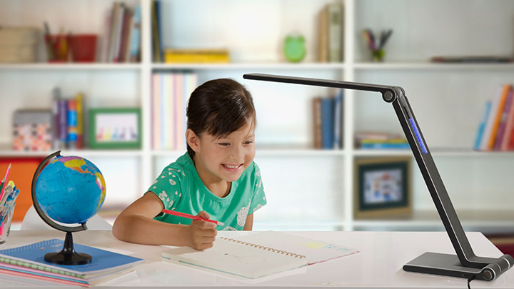 Fille faisant ses devoirs sous un éclairage de bureau LED Philips