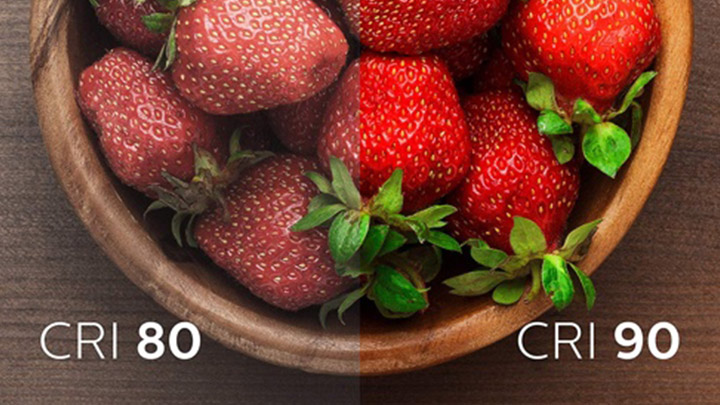 Deux photos de fraises avec un rendu des couleurs faible et élevé