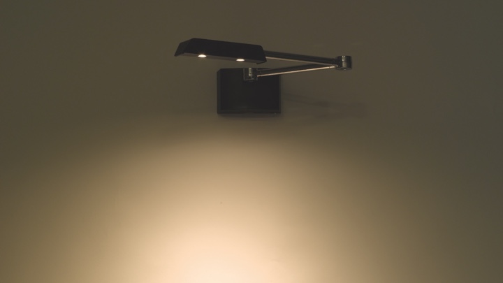 Une lampe réglable fixée au mur