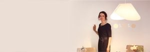 "Une femme ajuste un éclairage LED encastré lumineux via un variateur mural élégant, améliorant ainsi l'ambiance et l'efficacité énergétique d'un salon moderne. »