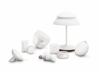 "Collection d'éclairage LED connecté Philips Hue comprenant des lampes de table, des ampoules et des dispositifs de contrôle pour un éclairage et une ambiance domestique personnalisables."