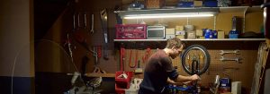 "Tube lumineux LED illuminant l'intérieur du garage, mettant en valeur un éclairage économe en énergie pour les espaces de stockage avec vélos et articles ménagers. »