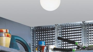 Plafonnier dans une pièce de rangement