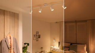 Une pièce divisée en trois espaces différents avec chacun son propre type d'éclairage