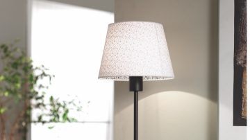 Lampe à poser sur un bureau dans l'entrée