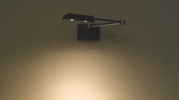 Une lampe réglable fixée au mur