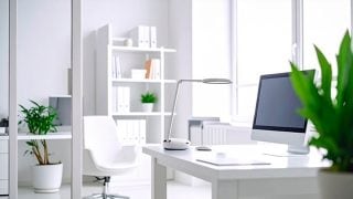 un homme travaillant à la maison à un bureau encombré