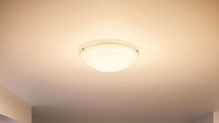Fixé au plafond