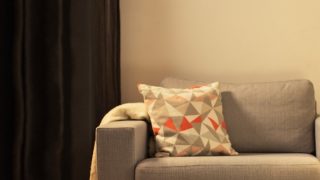 "Salon cosy avec lampe de table LED moderne, illuminant le canapé gris et créant une ambiance chaleureuse pour la détente à la maison."