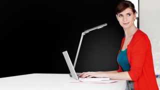 "Un enfant étudie à un bureau avec une lampe de travail LED gradable, offrant un éclairage optimal pour les devoirs dans un espace d'apprentissage à domicile coloré. »
