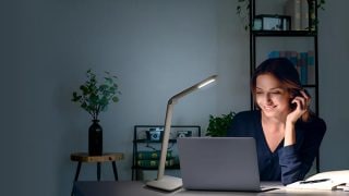"Un enfant étudie à un bureau avec une lampe de travail LED gradable, offrant un éclairage optimal pour les devoirs dans un espace d'apprentissage à domicile coloré. »